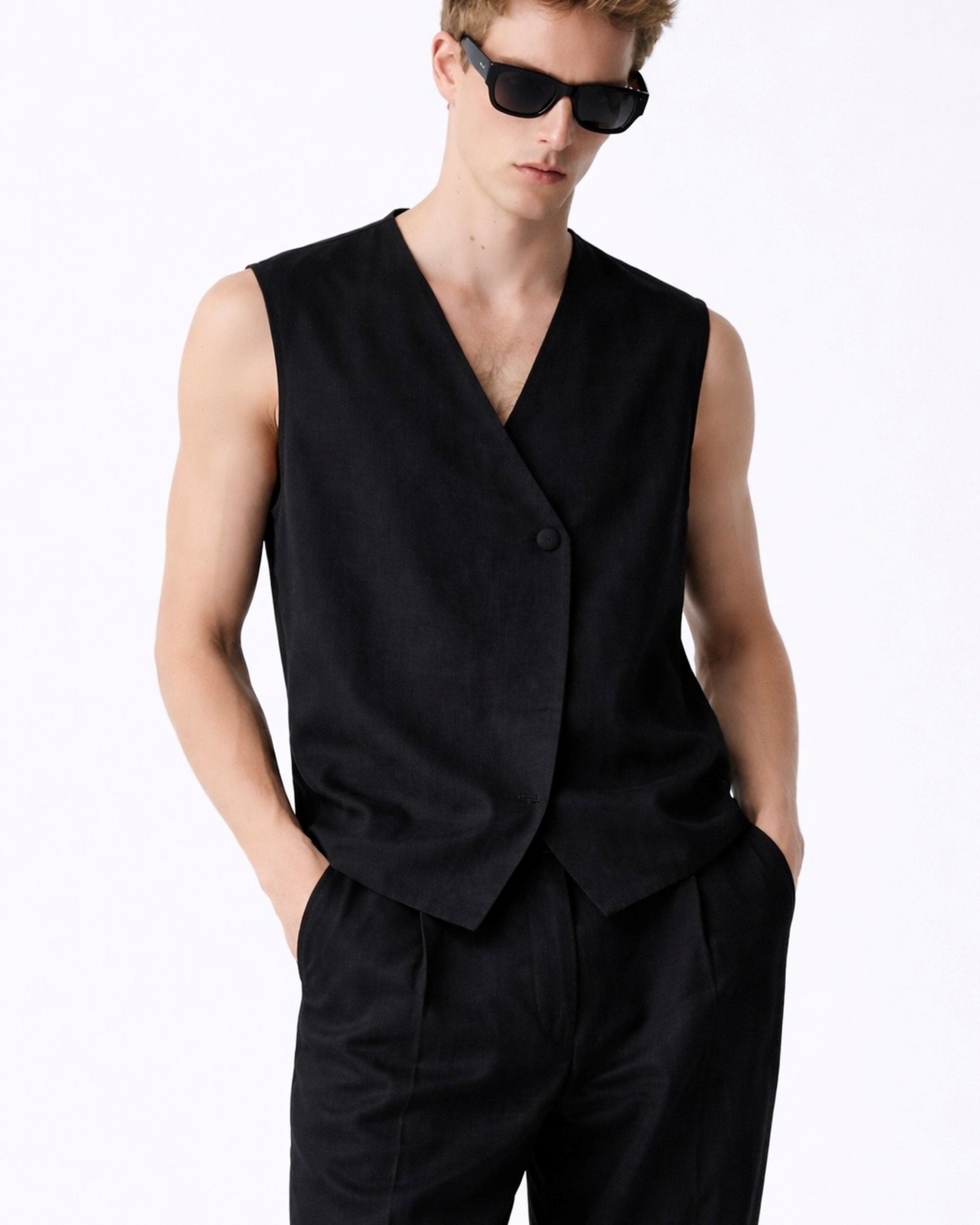 Contour Vest - Black